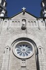 Вікно католицької церкви — стокове фото