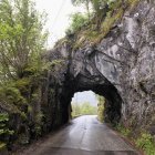 Route mouillée traversant le tunnel — Photo de stock