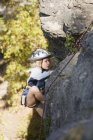 Junges Mädchen klettert — Stockfoto
