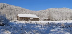 Ancienne grange en hiver ; Iron Hill — Photo de stock