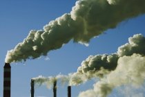 Raffinerie-Pipeline mit Rauch, Umweltverschmutzung — Stockfoto