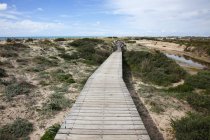 Passerella in legno nelle dune vicino a San Fernando — Foto stock
