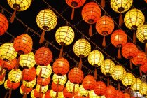 Червоні і жовті китайські ліхтарі ; — стокове фото
