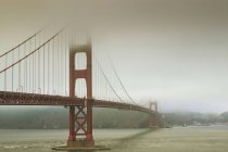 Мост Золотые ворота в тумане — стоковое фото
