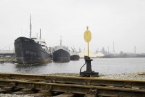 Barcos contra el telón de fondo industrial - foto de stock
