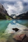 Berge spiegeln sich im ruhigen Lake Louise — Stockfoto