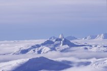 Montañas cubiertas de nieve picos - foto de stock