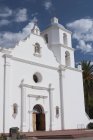 Вход в белую церковь — стоковое фото