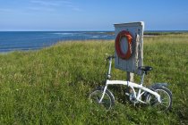 Una bicicletta si appoggia su una struttura in legno — Foto stock