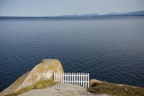 White Picket Fence Along The Cliff — Stock Photo