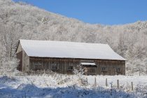 Old Barn In Winter; Iron Hill — Stock Photo