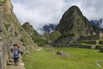 Ragazze che camminano attraverso Machu Picchu — Foto stock