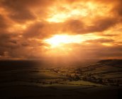 Bauernlandschaft bei Sonnenuntergang über Feldern — Stockfoto