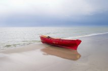 Лодка на берегу моря — стоковое фото