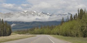 Канадские горы Роки, вид с шоссе — стоковое фото