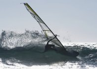 Adulto atleta extremo na prancha de windsurf. Tarifa, Cádiz, Andaluzia, Espanha — Fotografia de Stock