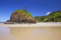 Formazione rocciosa sulla spiaggia corta — Foto stock