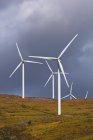Molinos de viento que producen energía alternativa - foto de stock