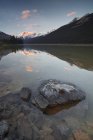 Monte Kitchener refletido na lagoa — Fotografia de Stock