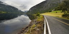 Una strada asfaltata lungo il lago Granvinsvatnet — Foto stock