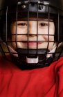 Portrait d'un garçon caucasien portant un casque de hockey — Photo de stock