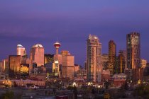 Calgary Skyline Al amanecer - foto de stock