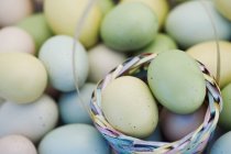 Ovos de Páscoa e cesta — Fotografia de Stock
