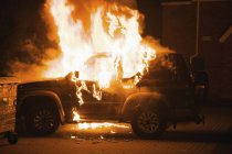 Veículo em chamas à noite — Fotografia de Stock