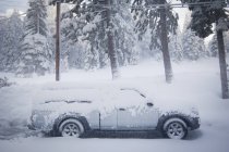 Caminhão pequeno coberto de neve — Fotografia de Stock