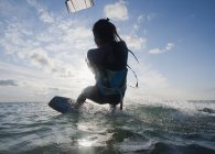 Atleta femminile adulta estrema su tavola da kitesurf. Tarifa, Cadice, Andalusia, Spagna — Foto stock