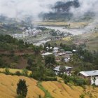 Вид на рисовые террасы и дома в долине — стоковое фото