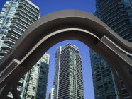 Arco in acciaio con grattacieli residenziali — Foto stock