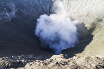 Cratera a vapor do Monte Bromo, Parque Nacional Bromo Tengger Semeru, Java Oriental, Indonésia — Fotografia de Stock