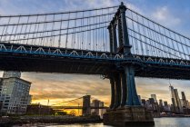 Manhattan y Brooklyn Bridges al atardecer - foto de stock