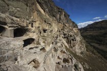 Пещерные дома в пещерном монастыре Вардзия — стоковое фото