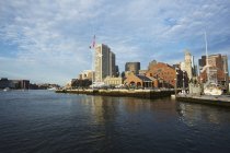 Бостон на горизонте от воды — стоковое фото