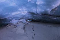 Passos revelam gelo sólido embaixo — Fotografia de Stock