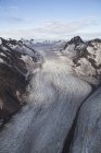 Glaciar rodeado de montañas - foto de stock