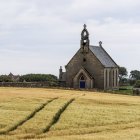 Kirchenbau mit Reifenspuren — Stockfoto