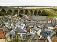 Dächer von Häusern und Brücken — Stockfoto