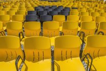 Черные стулья и желтые стулья — стоковое фото