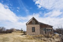 Una vecchia casa di legno abbandonata — Foto stock
