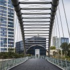 Kirya-Brücke an Gebäuden im Hintergrund — Stockfoto