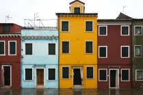 Casas coloridas en fila - foto de stock