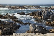 Міцний скелі вздовж узбережжя — стокове фото