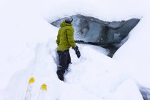 Mann im Winteroutfit auf dem Felsgletscher im Alaska-Gebirge. alaska, vereinigte staaten von amerika — Stockfoto