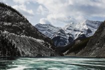 Montañas y lago congelado - foto de stock