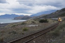 Treno di avvicinamento con mare panoramico — Foto stock