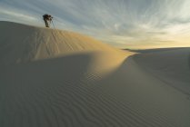 Особи, яка приймає фотографії в пустелі білого піску Namakwaland національного природного парку; Південно-Африканська Республіка — стокове фото