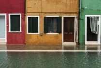 Case colorate lungo il canale — Foto stock